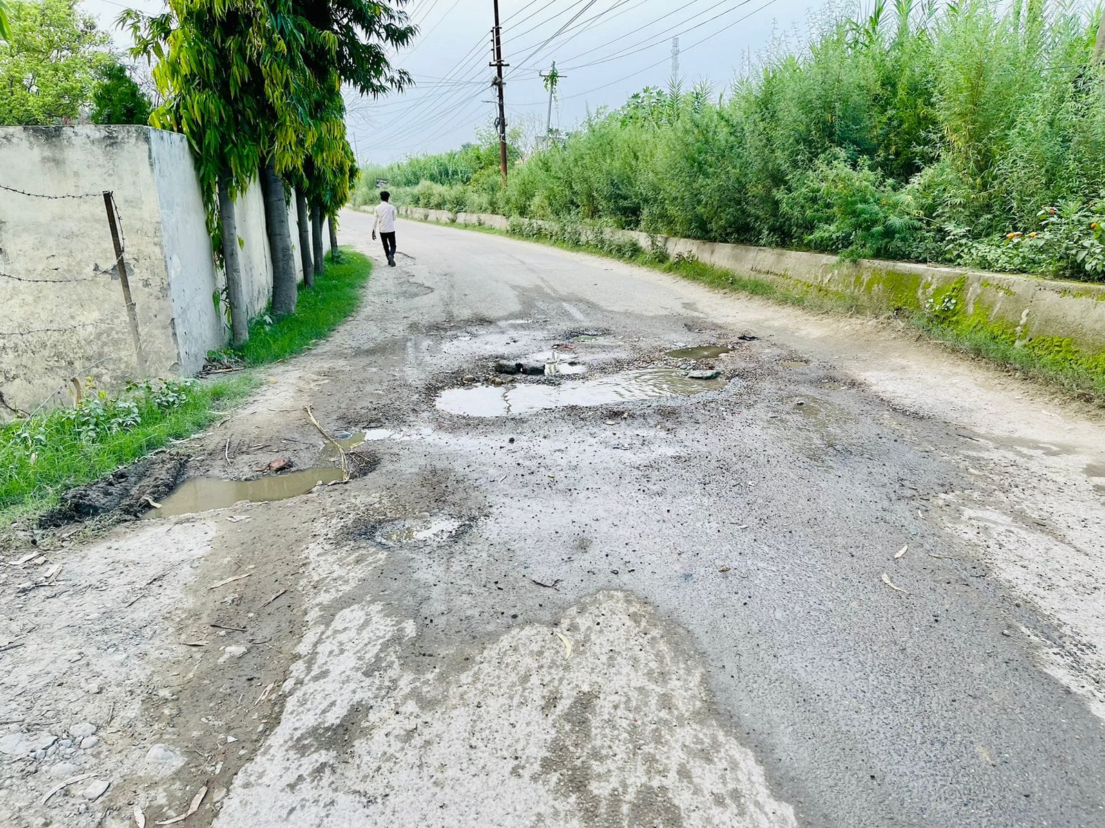 ऊना के आरटीओ कार्यालय के पास सड़क पर पड़े गड्ढे । संवाद ऊना के आरटीओ कार्यालय के पास सड़क पर पड़े गड्ढे । संवाद
