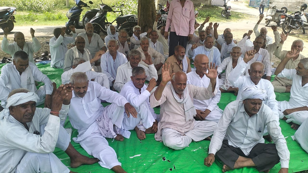 15जेएनडी03: मांगों को लेकर धरना देते हुए हरियाणा बिजली पेंशनर्ज। संवाद