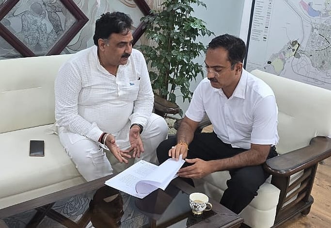 15जेएनडी06: एचएसवीपी के चीफ एडमिनिस्ट्रेटर टीएल सत्यप्रकाश से बातचीत करते हुए विधायक डॉ. कृष्ण 15जेएनडी06: एचएसवीपी के चीफ एडमिनिस्ट्रेटर टीएल सत्यप्रकाश से बातचीत करते हुए विधायक डॉ. कृष्ण