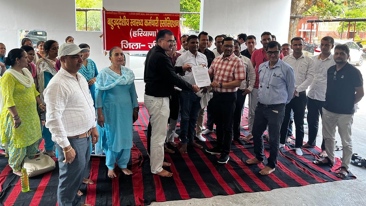 15जेएनडी07: मांगों को लेकर सीएमओ डॉ. गोपाल गोयल को ज्ञापन सौंपते हुए एमपीएचडब्ल्यू कर्मी। संवाद
