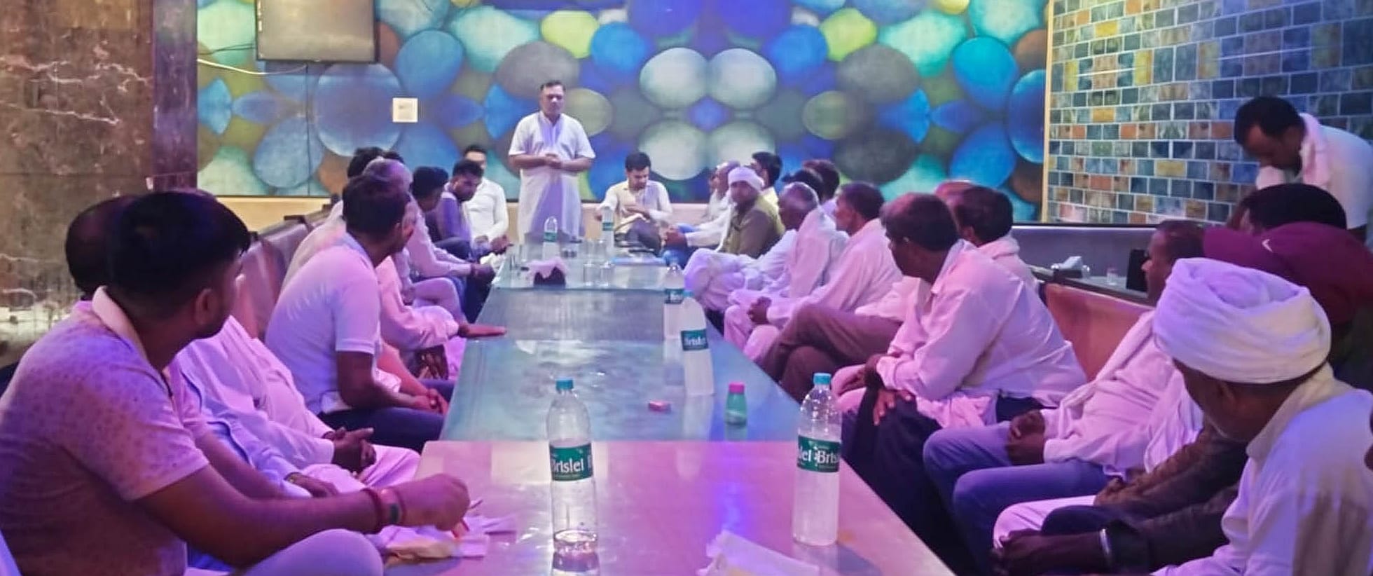 15जेएनडी18: नगूरां के होटल में पंचों को संबोधित करते वक्ता। संवाद 15जेएनडी18: नगूरां के होटल में पंचों को संबोधित करते वक्ता। संवाद