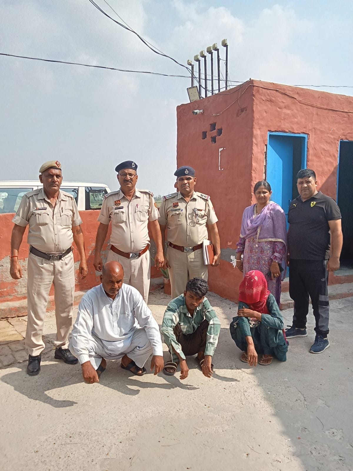 15जेएनडी44: पुलिस गिरफ्त में पकड़े गए तीनों आरोपी। स्रोत पुलिस प्रशासन