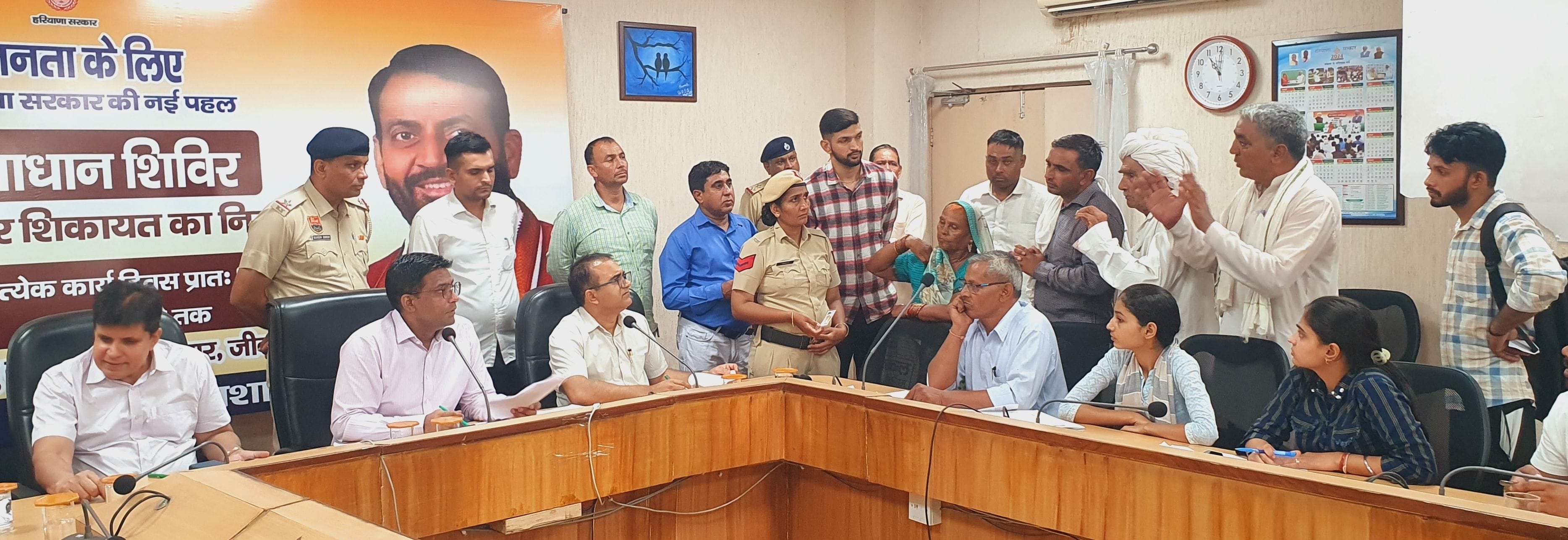 16जेएनडी02: समाधान शिविर में शिकायतें सुनते हुए डीसी मोहम्मद इमरान रजा व अन्य अधिकारी। स्रोत प् 16जेएनडी02: समाधान शिविर में शिकायतें सुनते हुए डीसी मोहम्मद इमरान रजा व अन्य अधिकारी। स्रोत प्