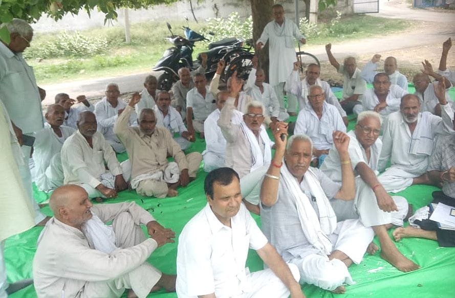16जेएनडी04: मांगों को लेकर एसई कार्यालय पर धरना देते हुए पेंशनर्ज। स्रोत एसोसिएशन 16जेएनडी04: मांगों को लेकर एसई कार्यालय पर धरना देते हुए पेंशनर्ज। स्रोत एसोसिएशन