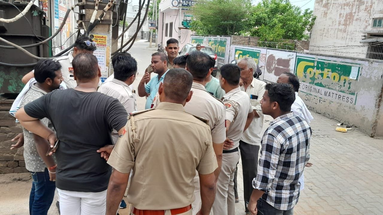 16जेएनडी37 : ट्रांसफार्मर लगाने का विरोध करते लोगों के बीच पहुंची पुलिस। संवाद 16जेएनडी37 : ट्रांसफार्मर लगाने का विरोध करते लोगों के बीच पहुंची पुलिस। संवाद