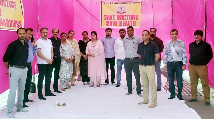 कुरुक्षेत्र। आपातकालीन विभाग में मरीजों की जांच करते चिकित्सक। कुरुक्षेत्र। आपातकालीन विभाग में मरीजों की जांच करते चिकित्सक।