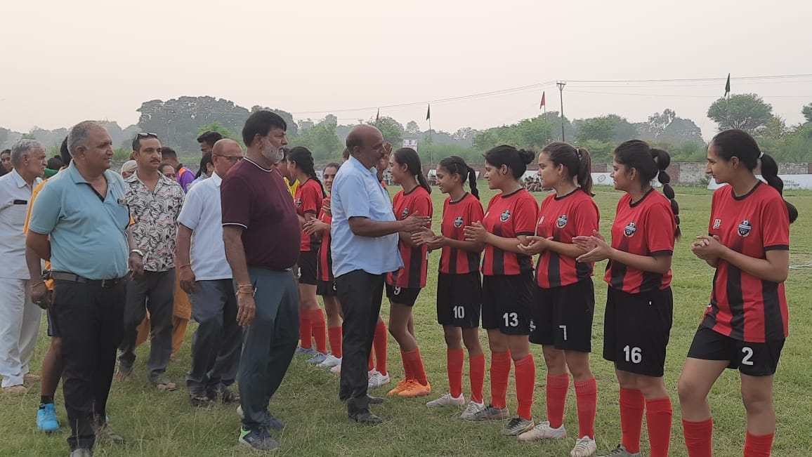 खड्ड में शुरू हुई महिला फुटबाल प्रतियोगिता के दौरान टीमें। स्रोत आयोजक खड्ड में शुरू हुई महिला फुटबाल प्रतियोगिता के दौरान टीमें। स्रोत आयोजक