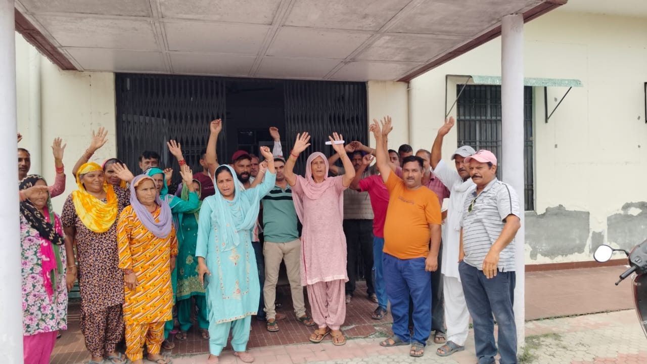 नगर पंचायत टाहलीवाल में हाउस टैक्स के खिलाफ प्रदर्शन करते हुए लोग।संवाद नगर पंचायत टाहलीवाल में हाउस टैक्स के खिलाफ प्रदर्शन करते हुए लोग।संवाद