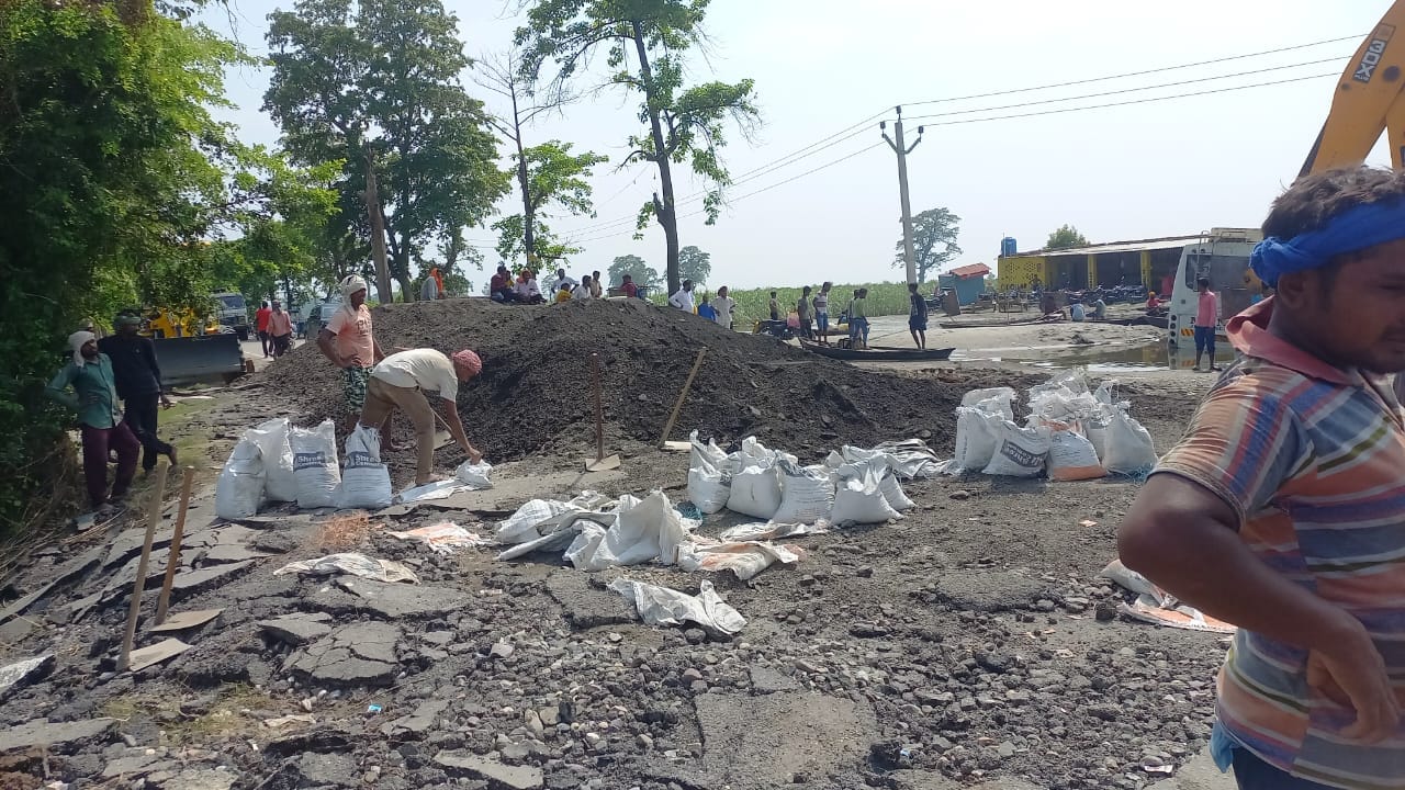 पलिया-भीरा मार्ग पर मलबा उठाती जेसीबी मशीन। पलिया-भीरा मार्ग पर मलबा उठाती जेसीबी मशीन।