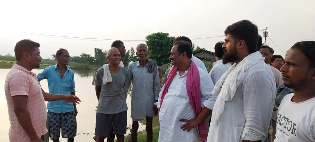 पलिया-भीरा मार्ग पर मलबा उठाती जेसीबी मशीन। पलिया-भीरा मार्ग पर मलबा उठाती जेसीबी मशीन।