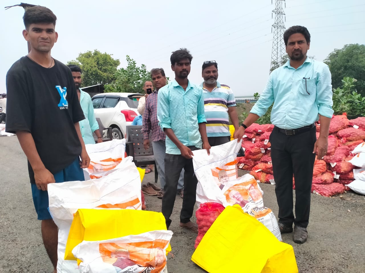 पलिया-भीरा मार्ग पर मलबा उठाती जेसीबी मशीन। पलिया-भीरा मार्ग पर मलबा उठाती जेसीबी मशीन।