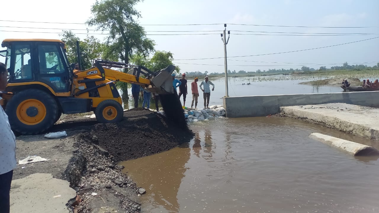 पलिया-भीरा मार्ग पर मलबा उठाती जेसीबी मशीन। पलिया-भीरा मार्ग पर मलबा उठाती जेसीबी मशीन।