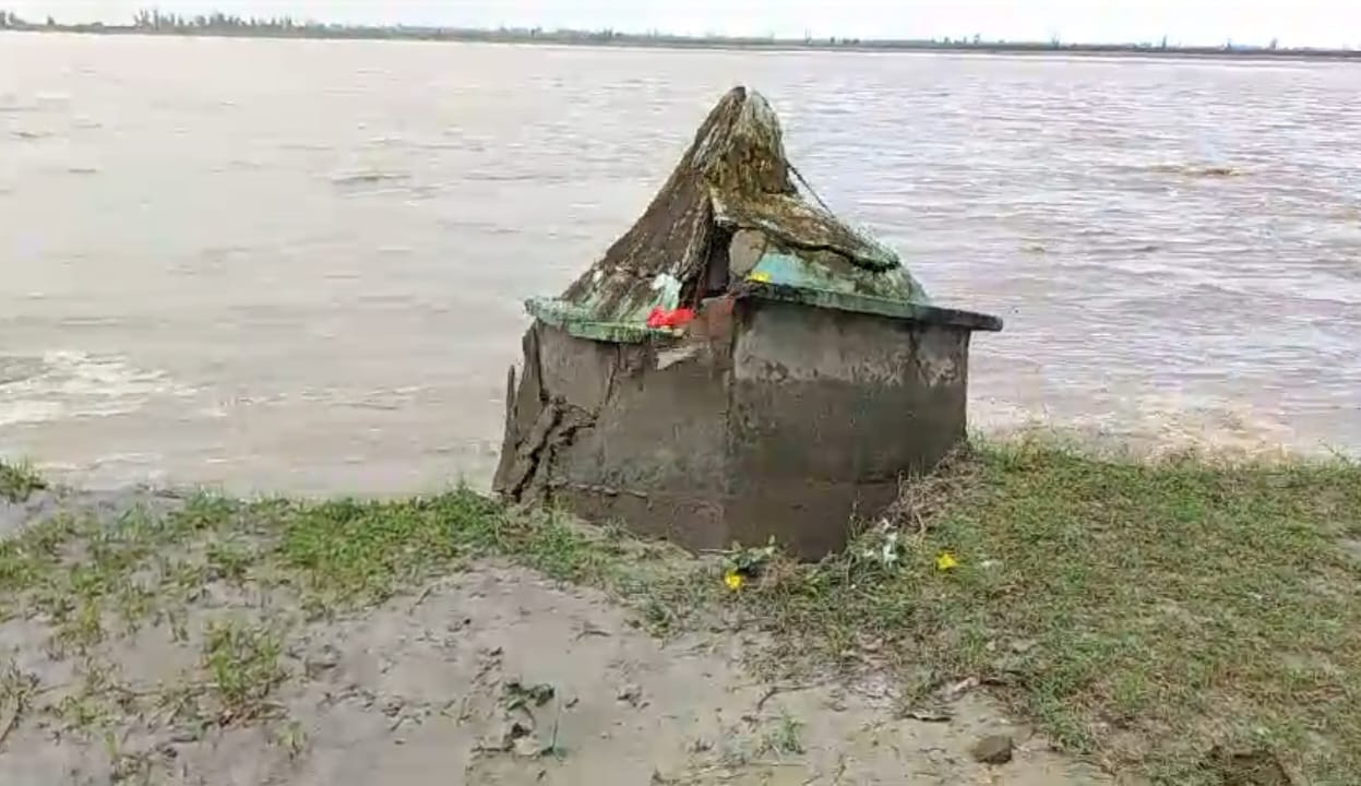 शारदा नदी में समाने से पहले सुबह साढ़े आठ बजे ऐसा था देवी मंदिर।