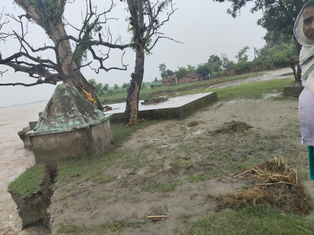 शारदा नदी में समाने से पहले सुबह साढ़े आठ बजे ऐसा था देवी मंदिर।