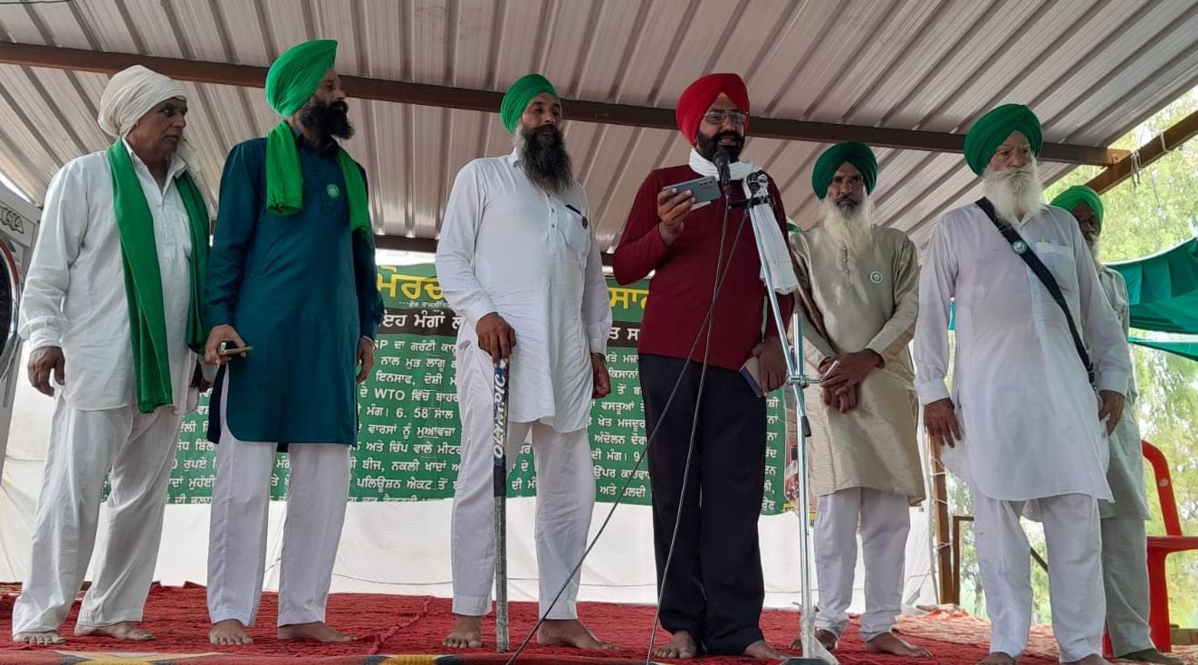 16जेएनडी24 : दातासिंहवाला बॉर्डर पर फोन नवदीप जलबेड़ा की जमानत होने की जानकारी देते किसान नेता। 16जेएनडी24 : दातासिंहवाला बॉर्डर पर फोन नवदीप जलबेड़ा की जमानत होने की जानकारी देते किसान नेता।
