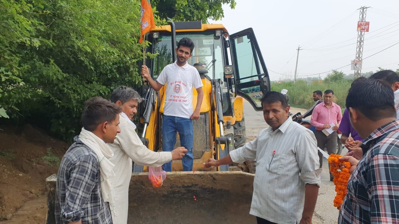 16जेएनडी26 : सड़क का निर्माण कार्य शुरू होने पर खुशी मनाते लोग। संवाद