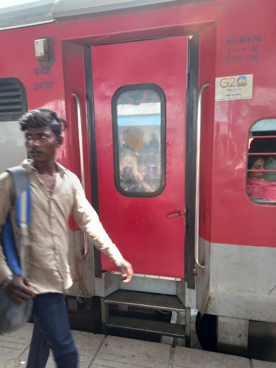 आम्रपाली एक्सप्रेस के एस-2 कोच में वेटिंग और जनरल टिकट यात्रियों का कब्जा। संवाद