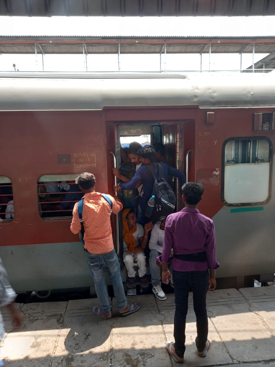 आम्रपाली एक्सप्रेस के एस-2 कोच में वेटिंग और जनरल टिकट यात्रियों का कब्जा। संवाद
