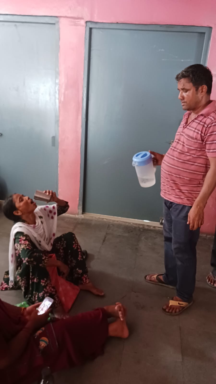 अंबाला छावनी बस अड्डे पर हैप्पी कार्ड बनवाने आए गर्मी से बेहाल होते लोगों के लिए रखा कूलर।