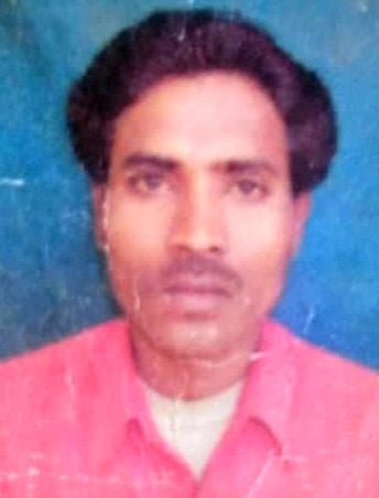 भीखमपुर मेंडवारा गांव में विजय बहादुर उर्फ बबलू की मौत पर गमजदा परिजन।     स्रोत: सोशल मीडिया