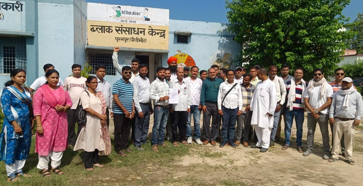 बिलसंडा ब्लाक संसाधन केंद्र पर एबीएसए को त्यागपत्र सौपते शिक्षक संकुल।स्रोत:शिक्षक बिलसंडा ब्लाक संसाधन केंद्र पर एबीएसए को त्यागपत्र सौपते शिक्षक संकुल।स्रोत:शिक्षक