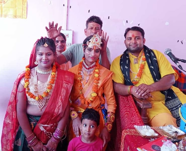 फोटो संख्या:67- गांव पाल में श्रीमद्भागवत कथा के दौरान श्रीकृष्ण-रूकम्णी विवाह की कथा सुनाते कथ फोटो संख्या:67- गांव पाल में श्रीमद्भागवत कथा के दौरान श्रीकृष्ण-रूकम्णी विवाह की कथा सुनाते कथ