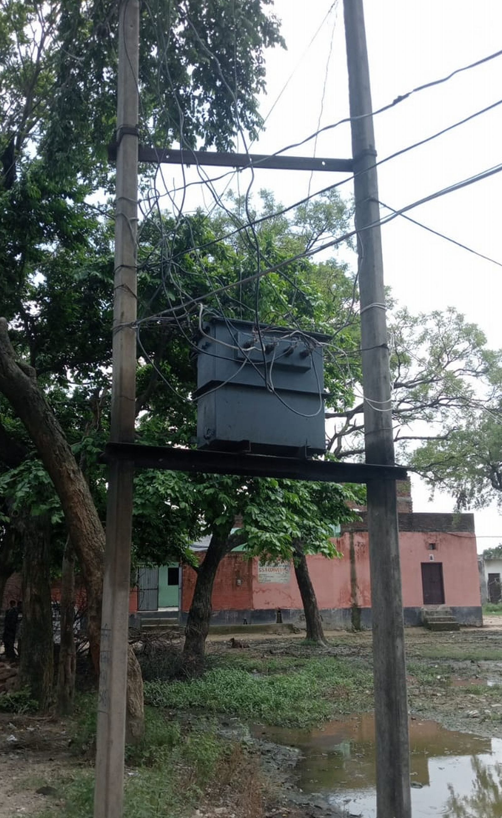 गर्मी से बेहाल मरीज फर्स पर लेटा, पास बैठी महिला। संवाद गर्मी से बेहाल मरीज फर्स पर लेटा, पास बैठी महिला। संवाद