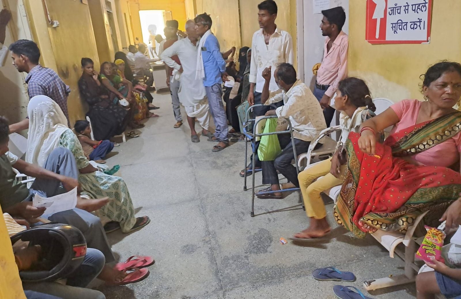 गर्मी से बेहाल मरीज फर्स पर लेटा, पास बैठी महिला। संवाद गर्मी से बेहाल मरीज फर्स पर लेटा, पास बैठी महिला। संवाद