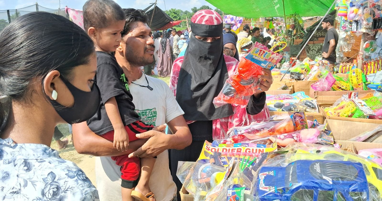 इमाम हुसैन की शहादत को याद कर मातम मनाते लोग। संवाद