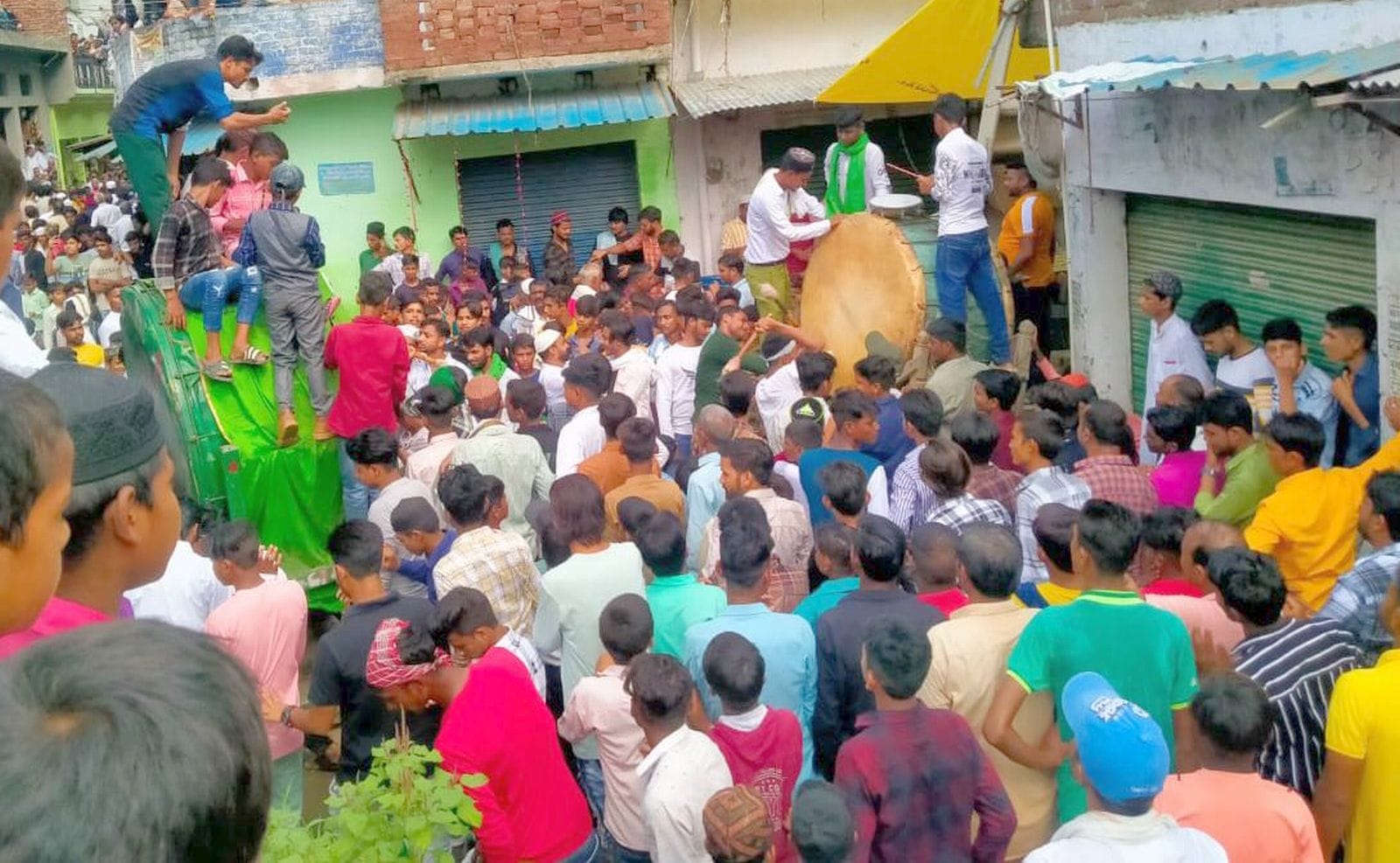 इमाम हुसैन की शहादत को याद कर मातम मनाते लोग। संवाद