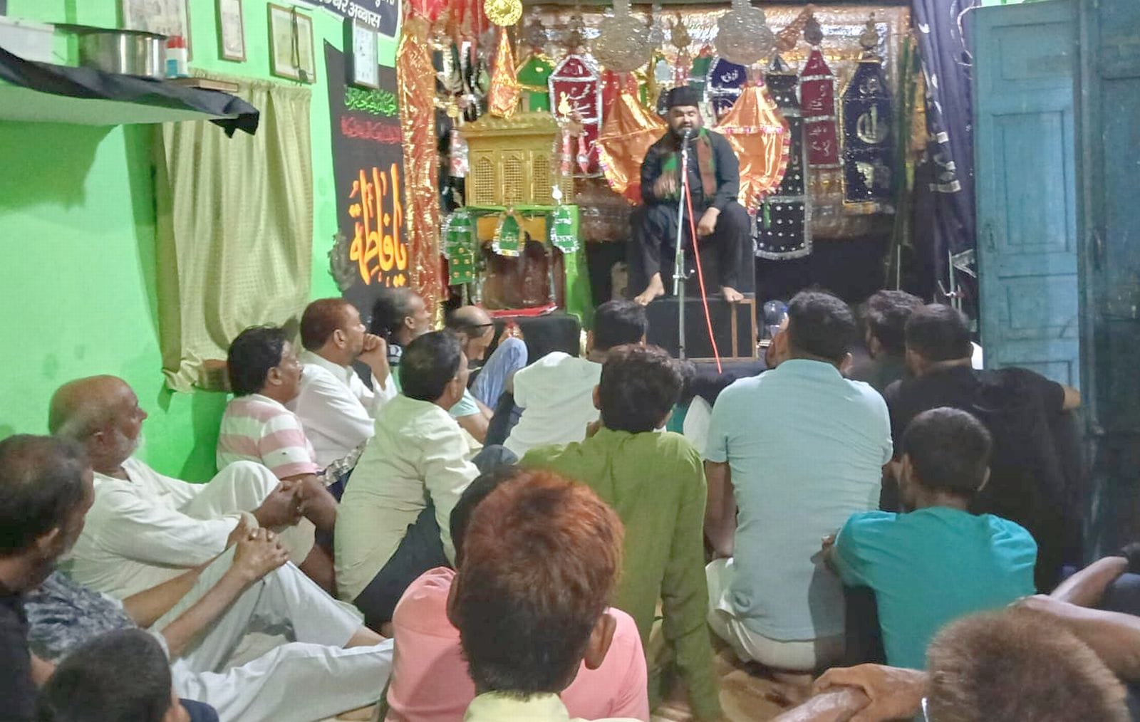 इमाम हुसैन की शहादत को याद कर मातम मनाते लोग। संवाद