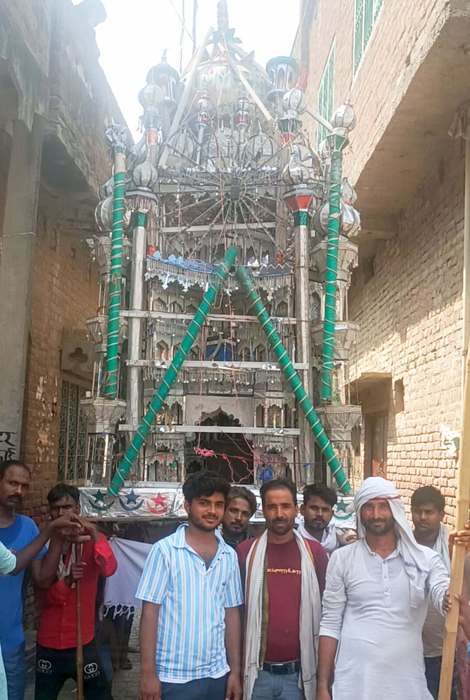 इमाम हुसैन की शहादत को याद कर मातम मनाते लोग। संवाद