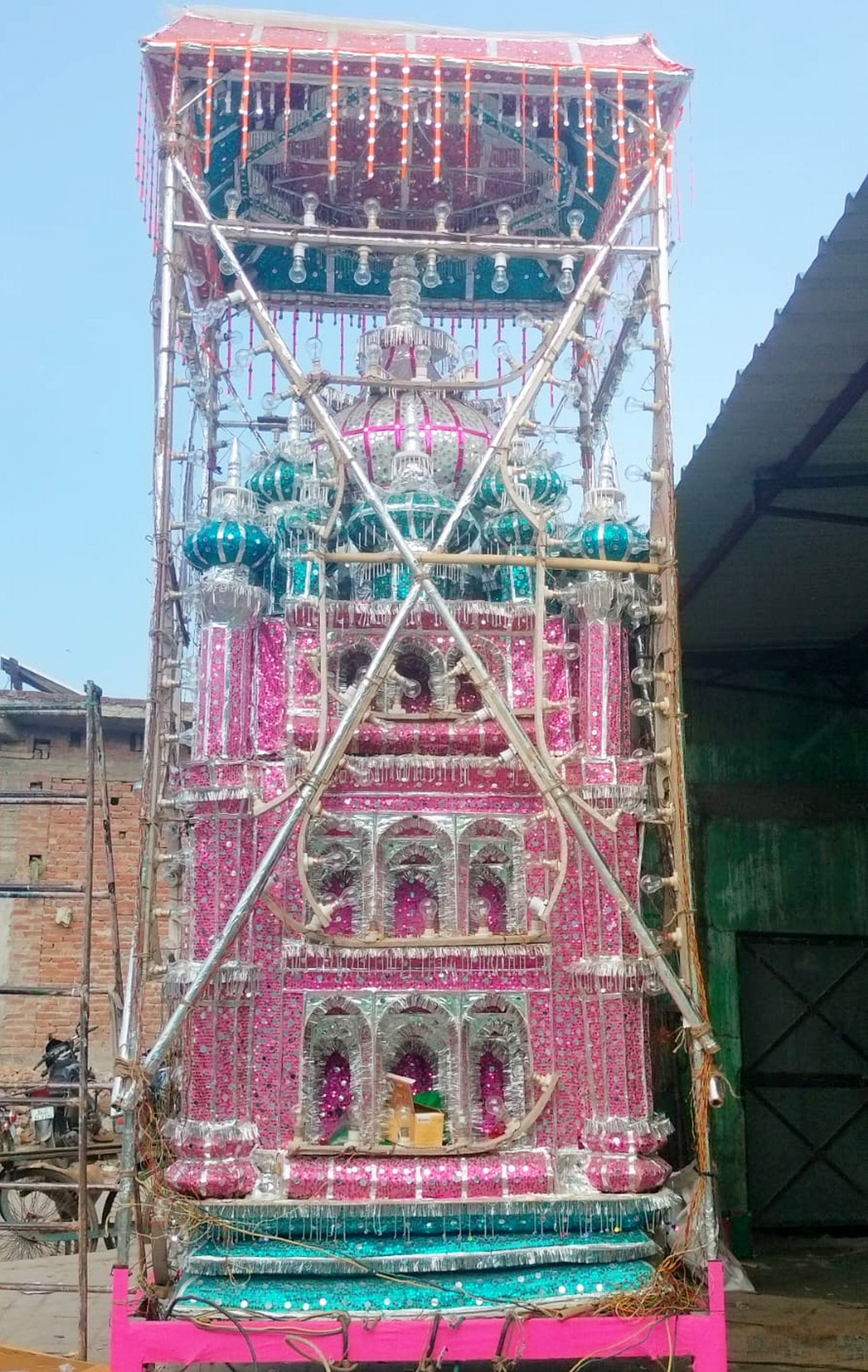 इमाम हुसैन की शहादत को याद कर मातम मनाते लोग। संवाद