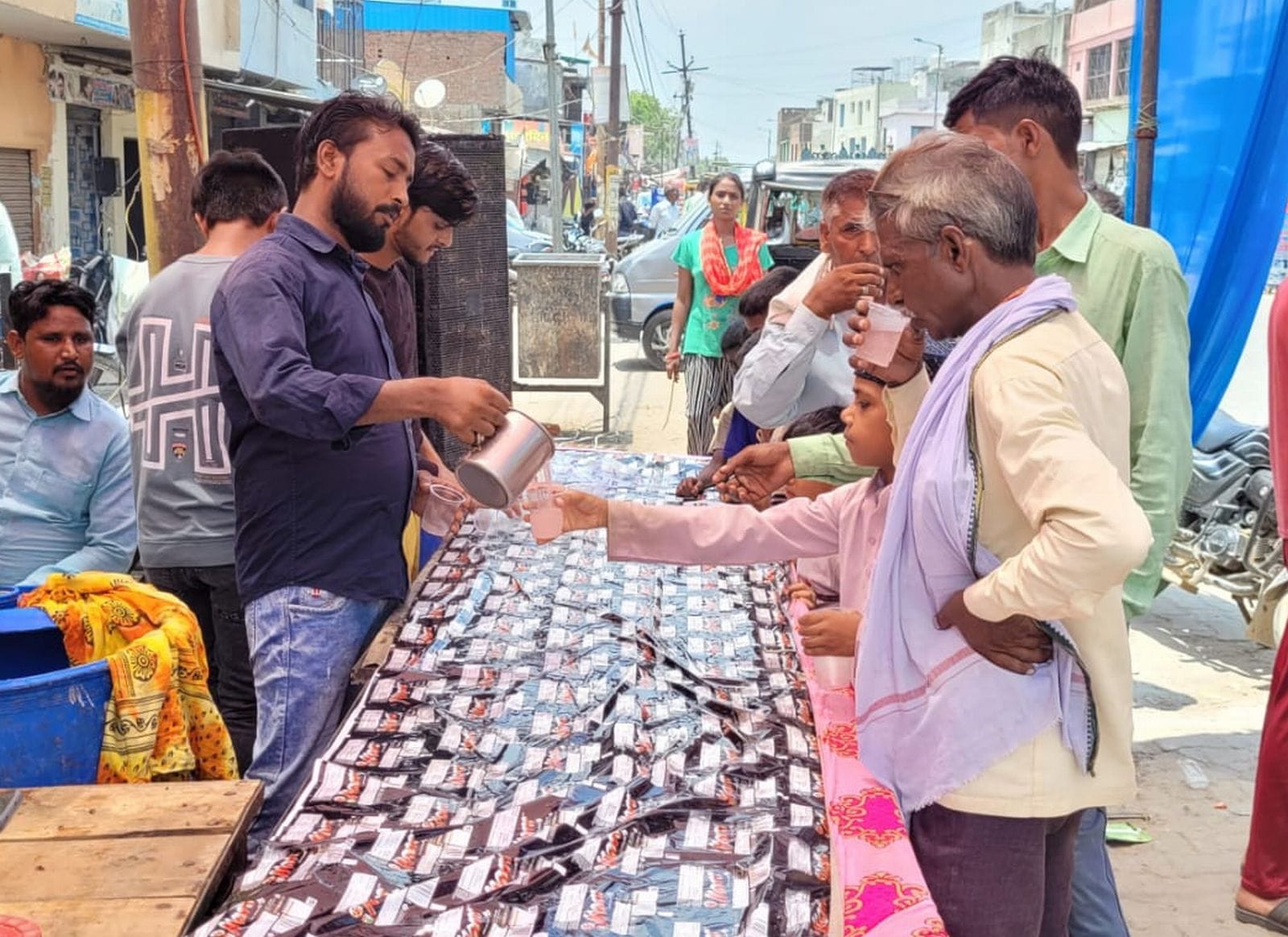 इमाम हुसैन की शहादत को याद कर मातम मनाते लोग। संवाद