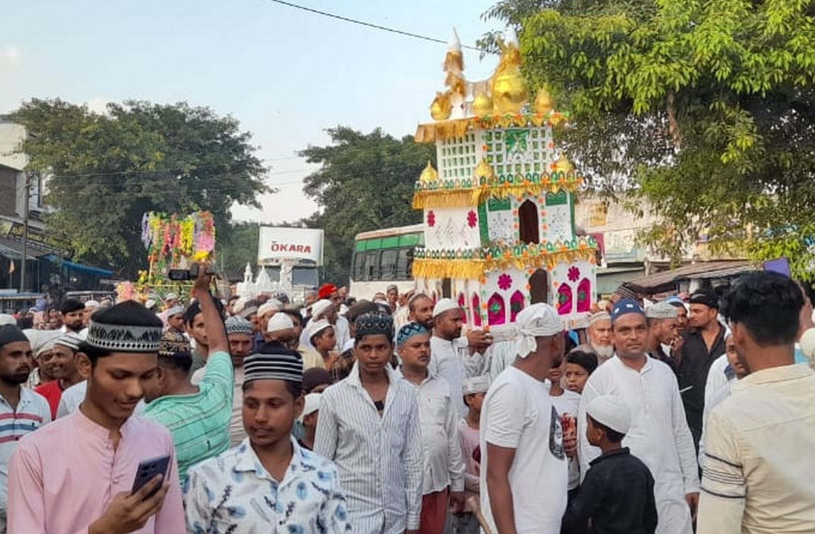 इमाम हुसैन की शहादत को याद कर मातम मनाते लोग। संवाद