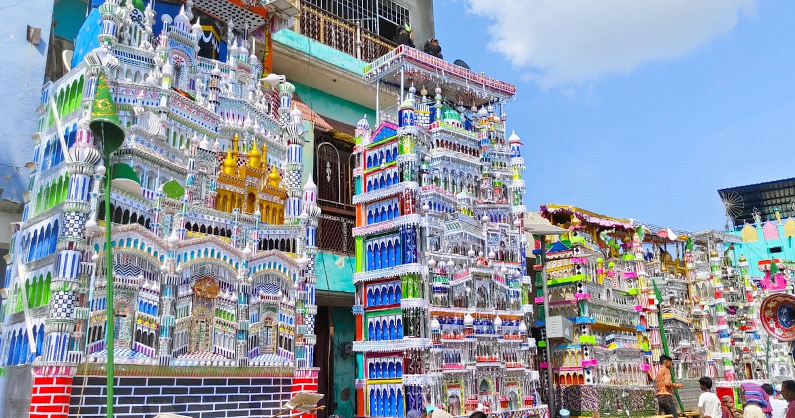 इमाम हुसैन की शहादत को याद कर मातम मनाते लोग। संवाद