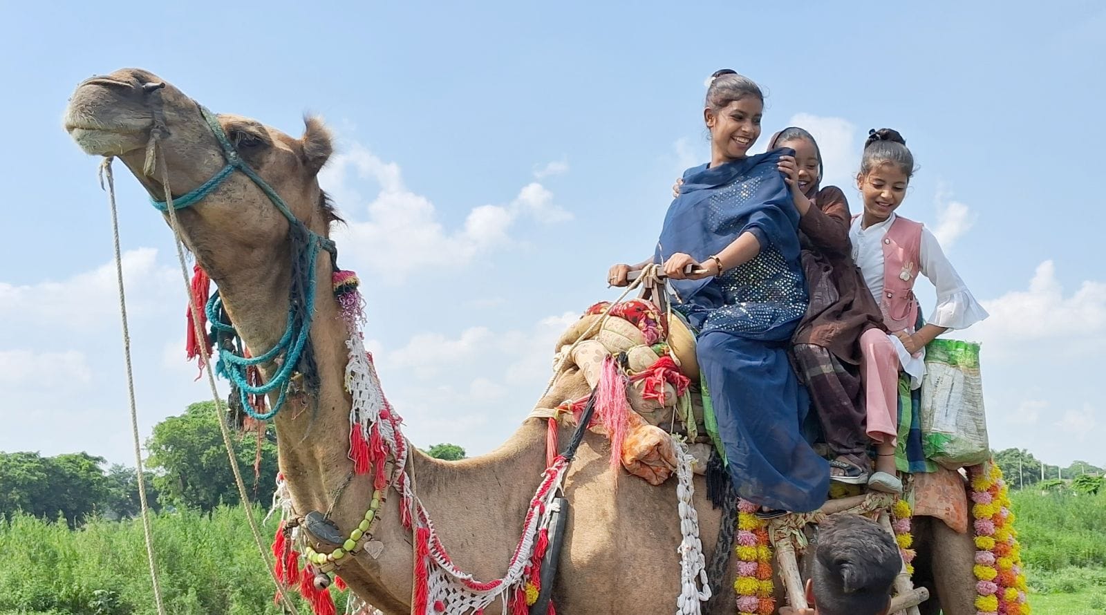 इमाम हुसैन की शहादत को याद कर मातम मनाते लोग। संवाद