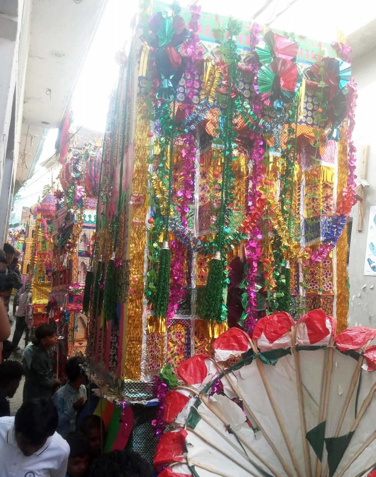 इमाम हुसैन की शहादत को याद कर मातम मनाते लोग। संवाद