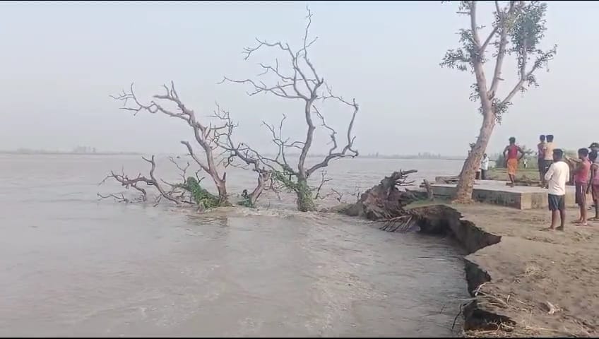 निरीक्षण करते एसडीएम गोला व बाढ़खंड के अधिशासी अभियंता। संवाद निरीक्षण करते एसडीएम गोला व बाढ़खंड के अधिशासी अभियंता। संवाद
