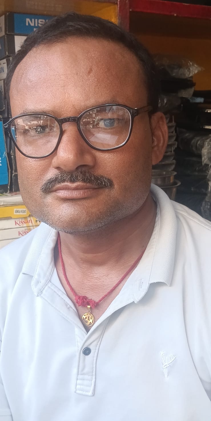 शहर की रोडवेज बस स्टैंड जाने वाली सड़क पर हुए गड्डे।संवाद