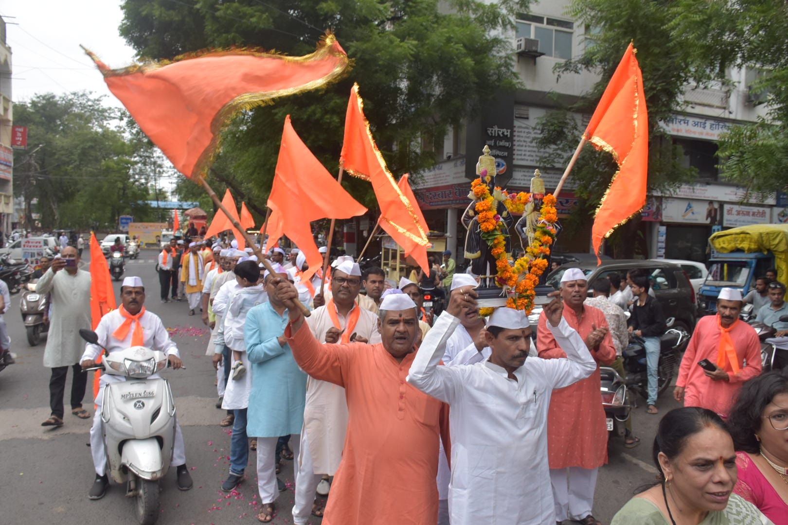 800 वर्षों की संत परंपरा का उत्सव उज्जैन में प्रारंभ....दिंडी यात्रा में गूंजा जय जय रामकृष्ण ह 800 वर्षों की संत परंपरा का उत्सव उज्जैन में प्रारंभ....दिंडी यात्रा में गूंजा जय जय रामकृष्ण ह