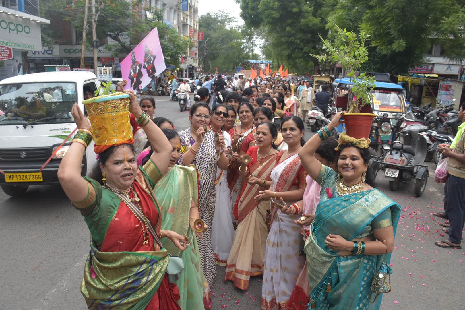 800 वर्षों की संत परंपरा का उत्सव उज्जैन में प्रारंभ....दिंडी यात्रा में गूंजा जय जय रामकृष्ण ह 800 वर्षों की संत परंपरा का उत्सव उज्जैन में प्रारंभ....दिंडी यात्रा में गूंजा जय जय रामकृष्ण ह