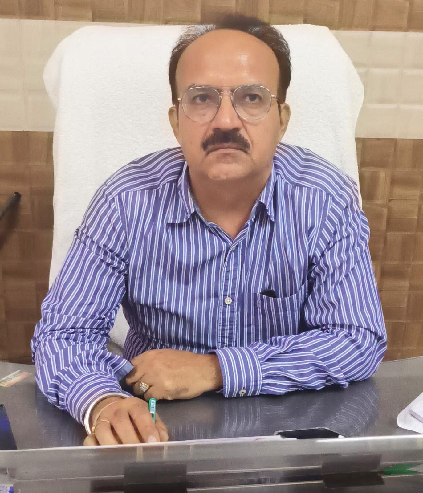 फोटो 24- सोनीपत के हिंदू महाविद्यालय में दाखिले के लिए फीस जमा करवाने वाले विद्यार्थियों की ल फोटो 24- सोनीपत के हिंदू महाविद्यालय में दाखिले के लिए फीस जमा करवाने वाले विद्यार्थियों की ल