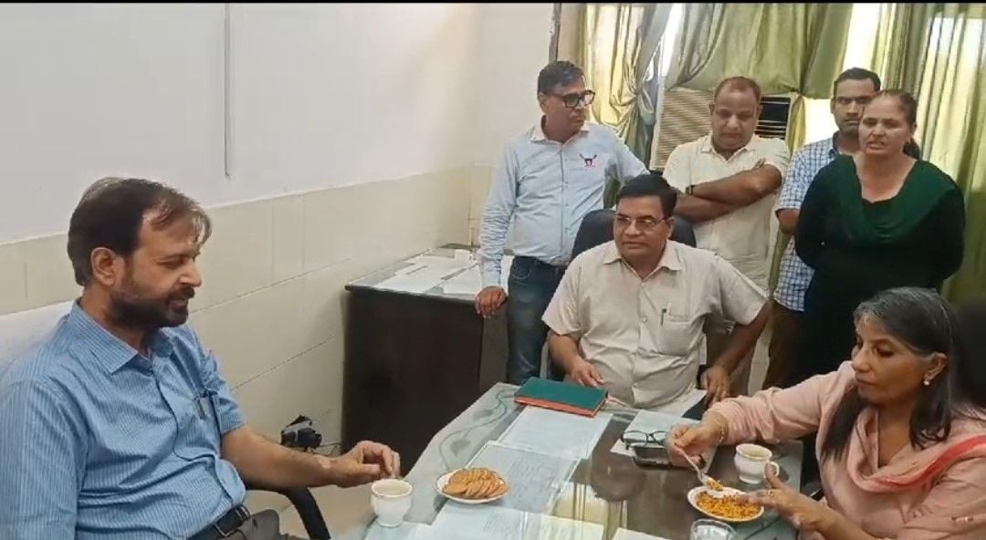 फोटो 42: सोनीपत के खरखौदा स्थित उपमंडल नागरिक अस्पताल के प्रांगण में धरने पर बैठे चिकित्सकों व फोटो 42: सोनीपत के खरखौदा स्थित उपमंडल नागरिक अस्पताल के प्रांगण में धरने पर बैठे चिकित्सकों व