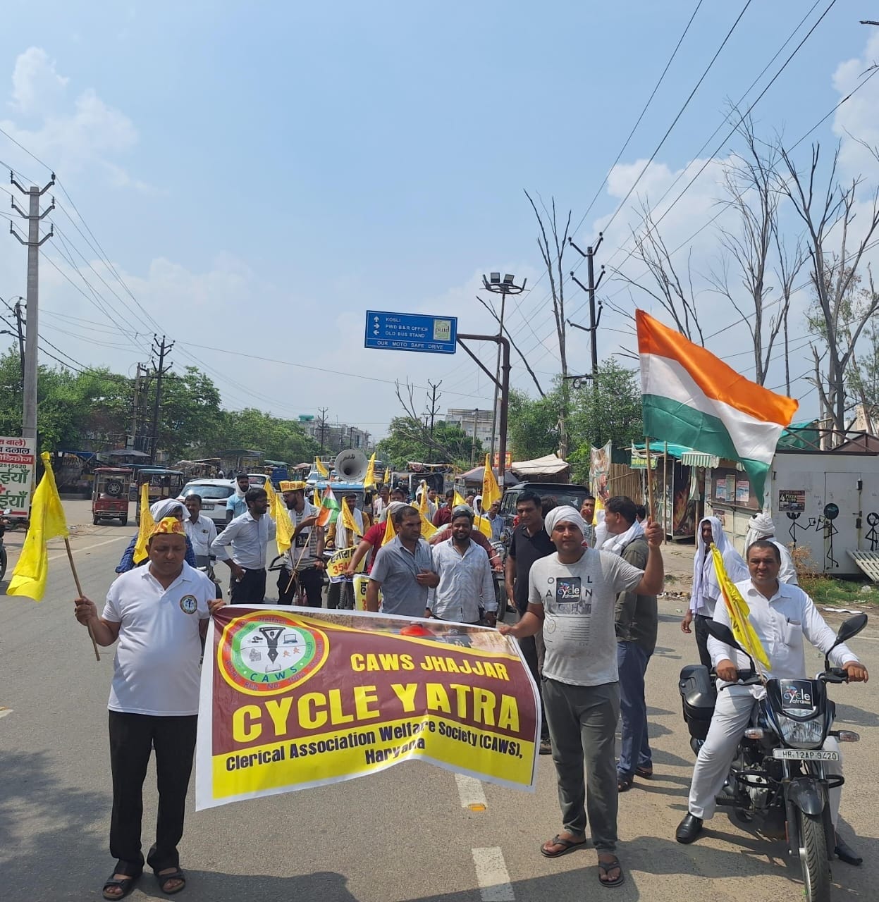 झज्जर में अपनी मागों को लेकर साइकिल यात्रा निकालते हुए लिपिकीय कर्मचारी । झज्जर में अपनी मागों को लेकर साइकिल यात्रा निकालते हुए लिपिकीय कर्मचारी ।