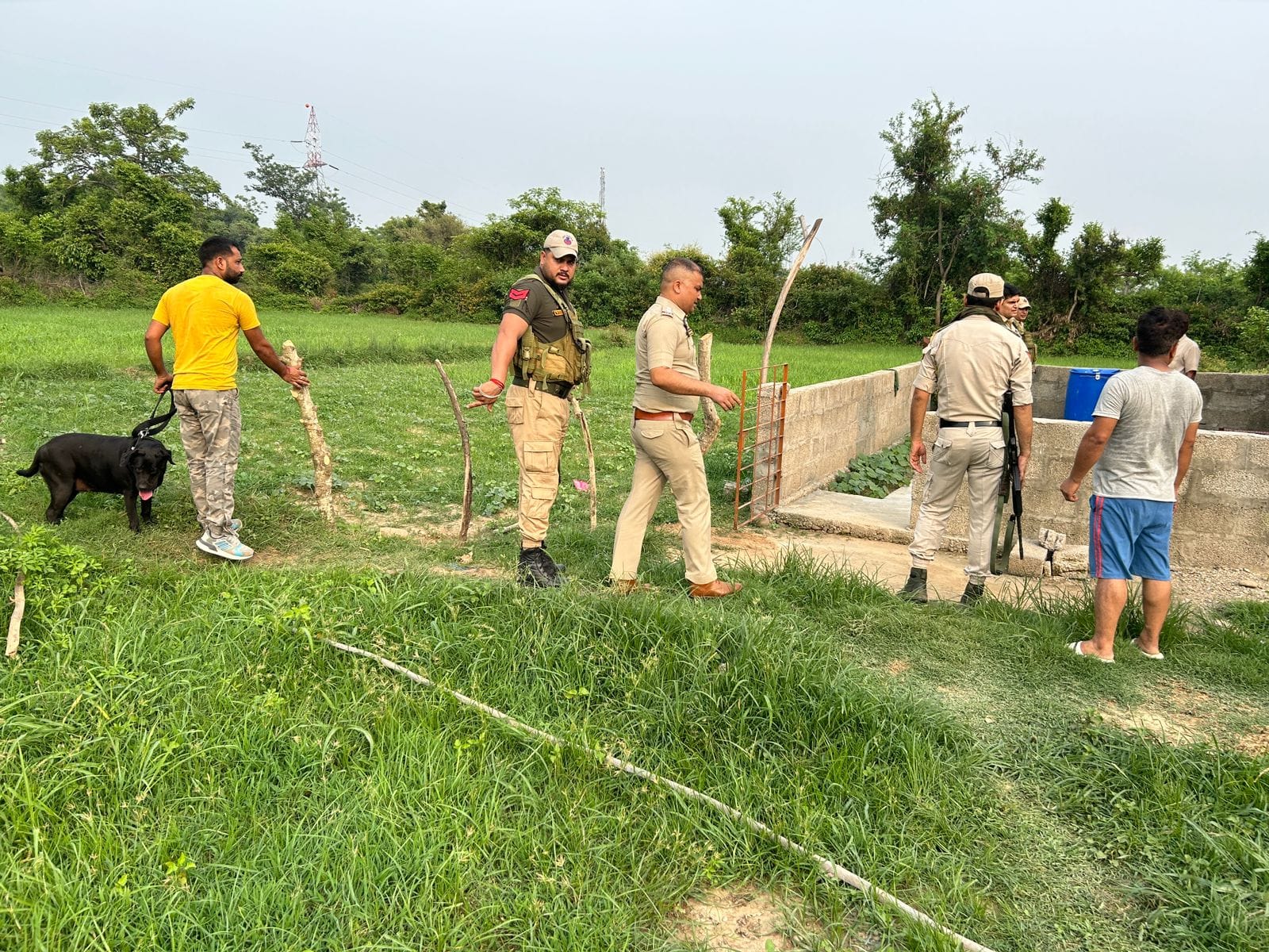 नगरोटा में संदिग्ध देखे जाने के बाद पुलिस खौजी कुत्तों के साथ सर्च करती: स्रोत संवाद नगरोटा में संदिग्ध देखे जाने के बाद पुलिस खौजी कुत्तों के साथ सर्च करती: स्रोत संवाद