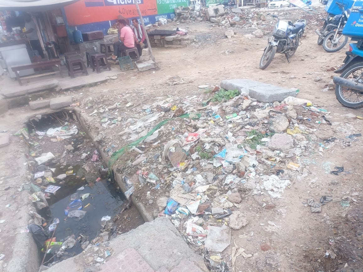 रेवाड़ी। भाड़ावास गेट पर नाले में जमी गंदगी। संवाद रेवाड़ी। भाड़ावास गेट पर नाले में जमी गंदगी। संवाद