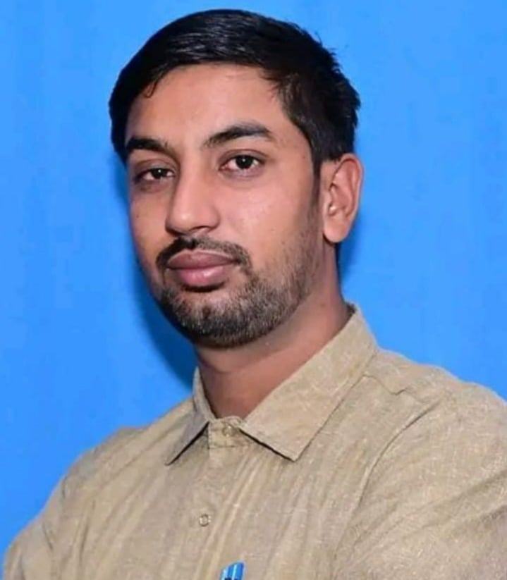 रेवाड़ी। उखाड़ी गई टाइल्स उबड़-खाबड़ गली में से स्कूली बच्चे जाते हुए। संवाद रेवाड़ी। उखाड़ी गई टाइल्स उबड़-खाबड़ गली में से स्कूली बच्चे जाते हुए। संवाद