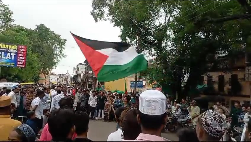 ताजियों के जुलूस में लिखा फिलिस्तीन का झंडा