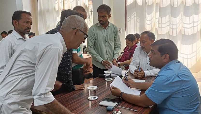 18जेएनडी02: समाधान शिविर में शिकायत सुनते हुए मनीष फोगाट। संवाद 18जेएनडी02: समाधान शिविर में शिकायत सुनते हुए मनीष फोगाट। संवाद